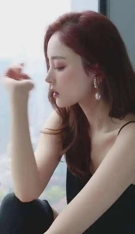 原创古力娜扎泳衣写真这白美的皮肤闪闪发光加上一双大长腿真是美呆了