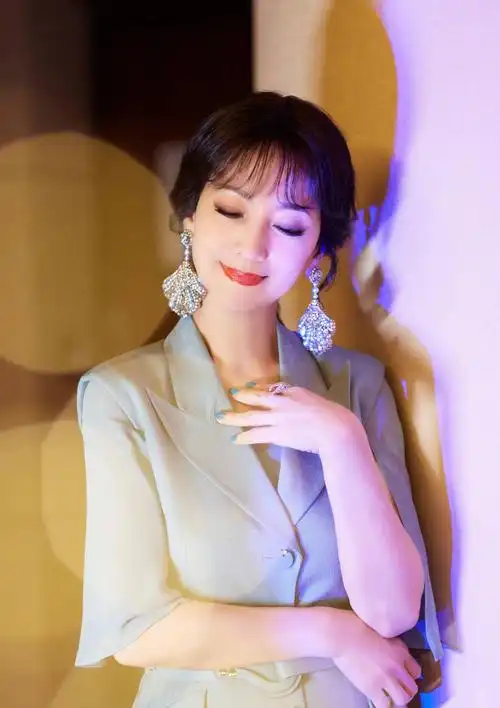 原创赵雅芝真是所有女人羡慕的对象无袖西服套装气质拿捏得刚好