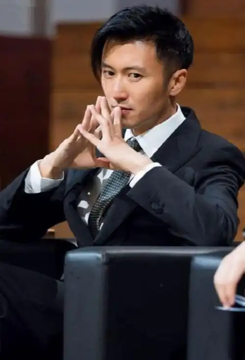 谢霆锋保持少年感靠发型,梳背头扎小辫不算啥,直接用熨斗烫才狠_腾讯