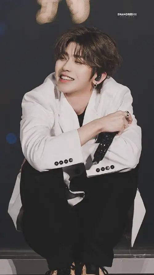 蔡徐坤 白色西装