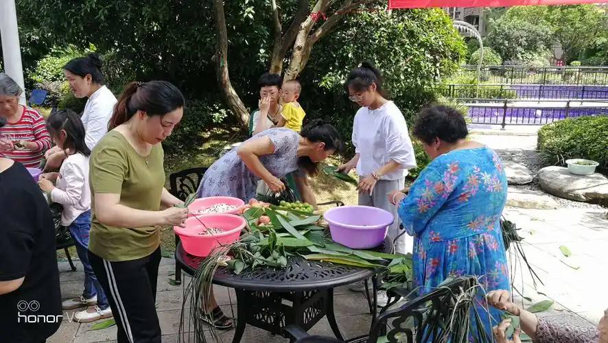 2020年6月25日,松桃县碧桂园举行传承传统文化节一一包粽子活动.