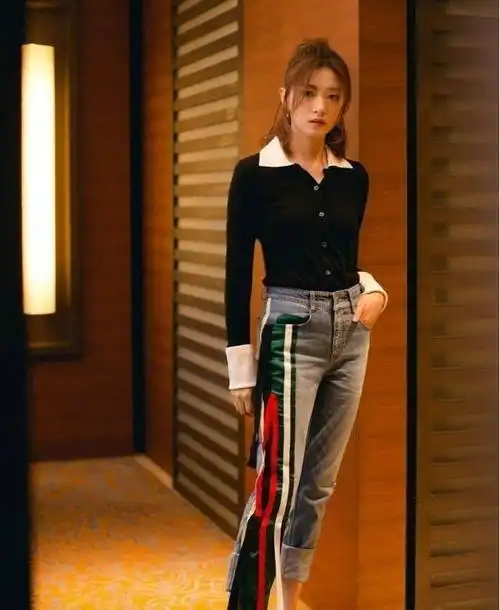 小彩虹的紧身牛仔裤搭配黑色衬衫万茜大秀迷人身姿