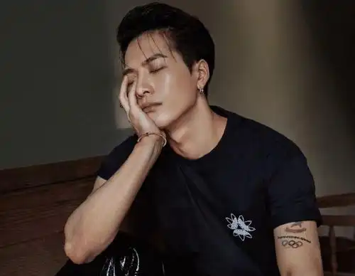 原创王嘉尔最新杂志封面照出炉湿发背头港风十足型男身材有点野