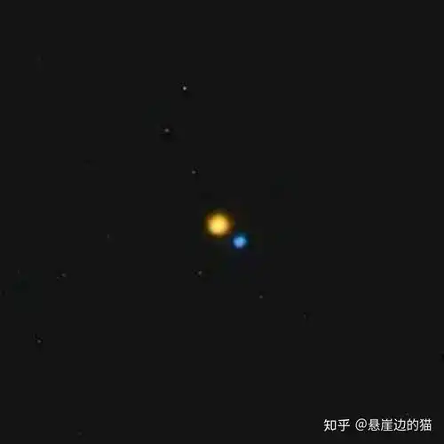 辇道增七位于天鹅座的头部,这对双星最有意思的地方就在于, 两颗恒星