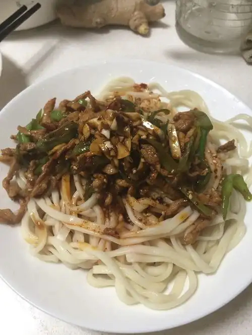 夏日快手饭:青椒肉丝拌面