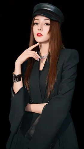 迪丽热巴身着西装套装,干练帅气,贴脸直发暴露了脸部缺点