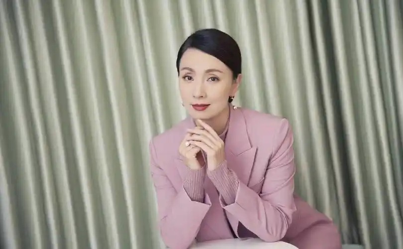 原创48岁小陶虹逆生长素颜出镜秀高难度瑜伽动作拥有刘诗诗同款天鹅颈