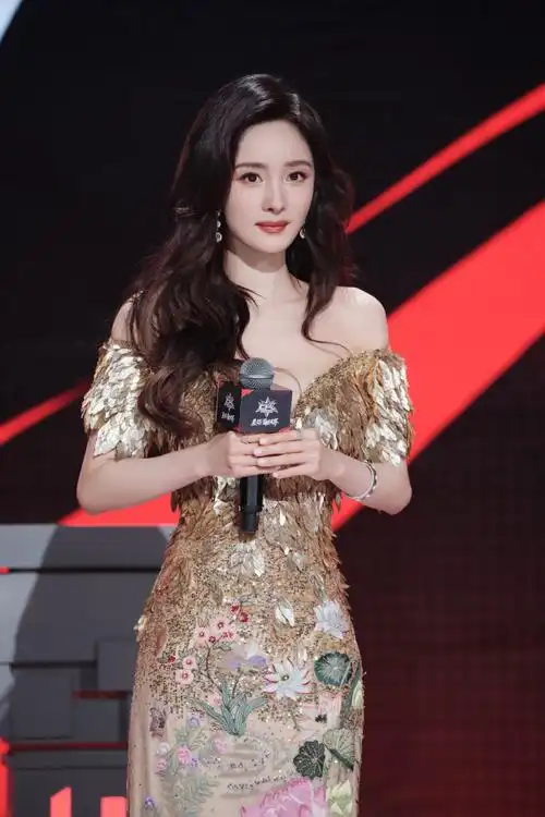 长裙摇曳,步步生花,《晶核》品牌代言人杨幂惊艳来袭!