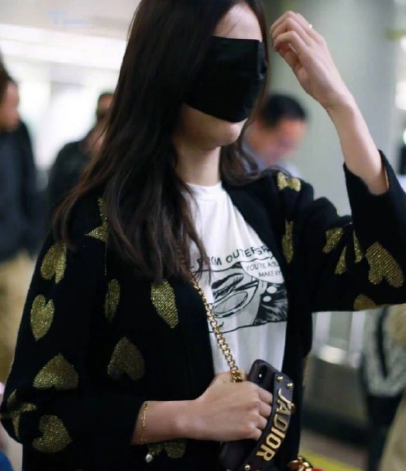 吴宣仪现身机场,口罩蒙住眼睛上演假面骑士,粉丝:你是真的皮!