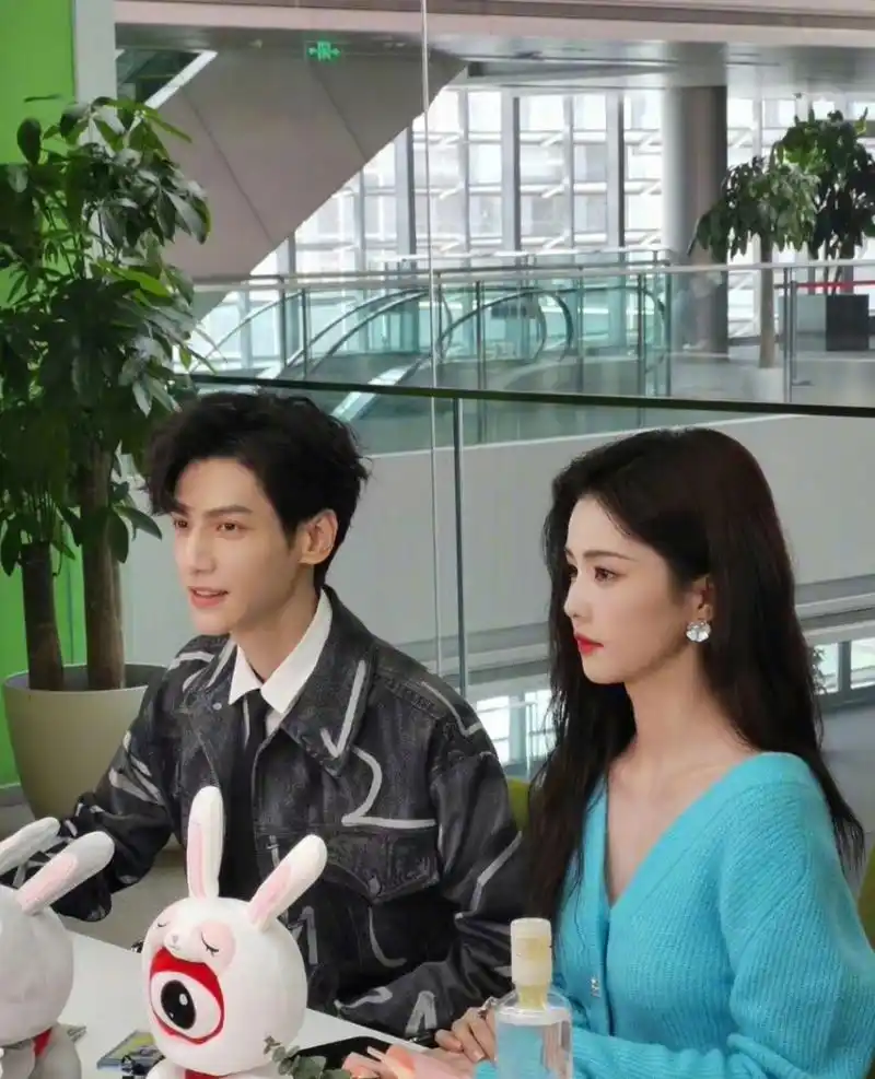 白鹿罗云熙新浪扫楼生图,现代装二人组同框.