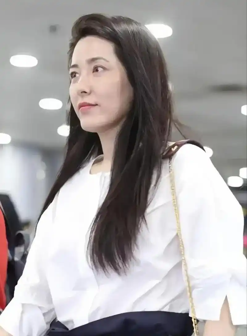 曾黎的容颜似乎已经有了明显的岁月痕迹,她的素颜照片展现出了她脸部