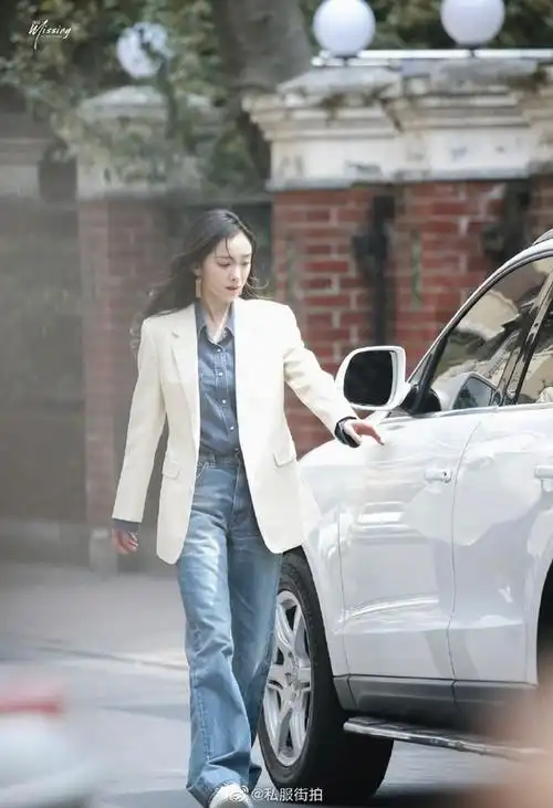 杨幂牛仔套装搭配白色西装外套-街拍- 女人街