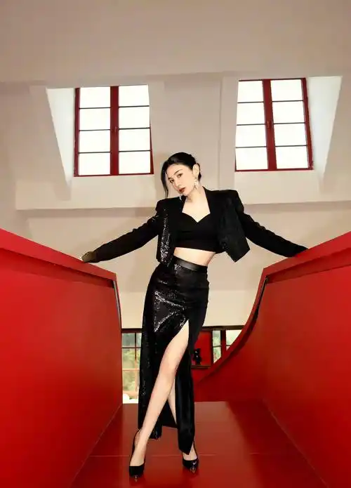 黄奕身穿黑色露腰开衩裙,清凉又性感,红色大楼梯极具视觉吸引力_时尚