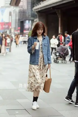 裙子 运动鞋,才是2021春夏超潮搭配!