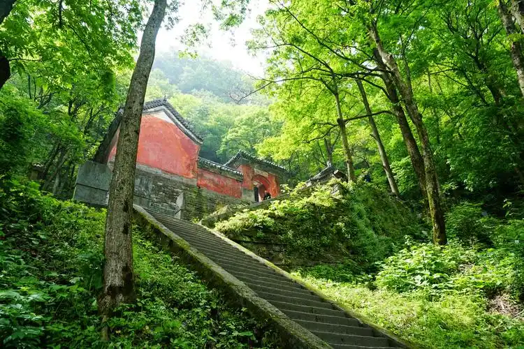 问道武当山:探秘武当神道上的黄龙洞,朝天宫