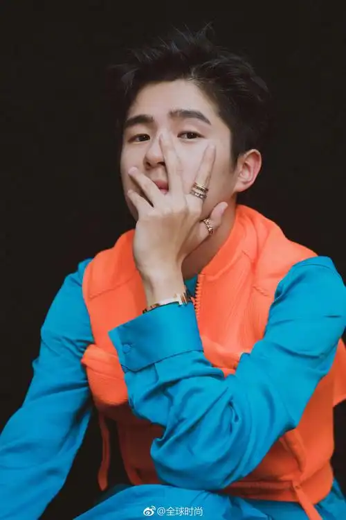 刘昊然救生衣造型#刘昊然今晚受邀出席时尚盛典,身着louis vuitton