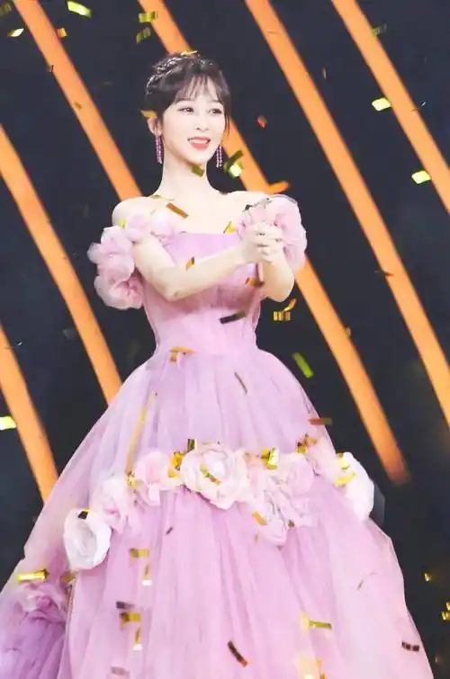 穿奶油色晚礼服,低头提裙子差点"走光节奏"_的设计_女生_颜色