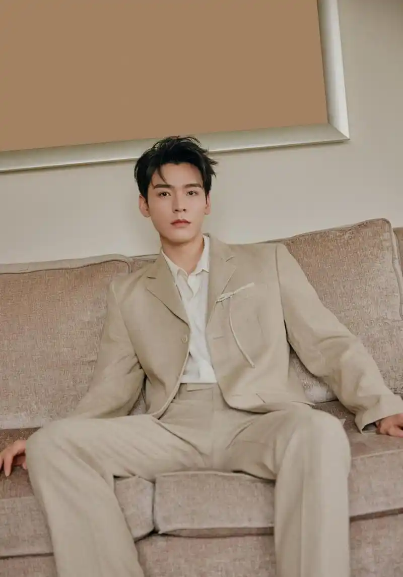 龚俊素色西装窗边大片# 龚俊素色西装窗边大片,帅气雅致的贵公子俊俊