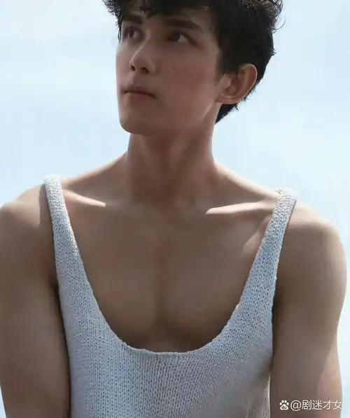 吴磊这走路身姿别有一番大佬风范!展现了极高的时尚可塑性!