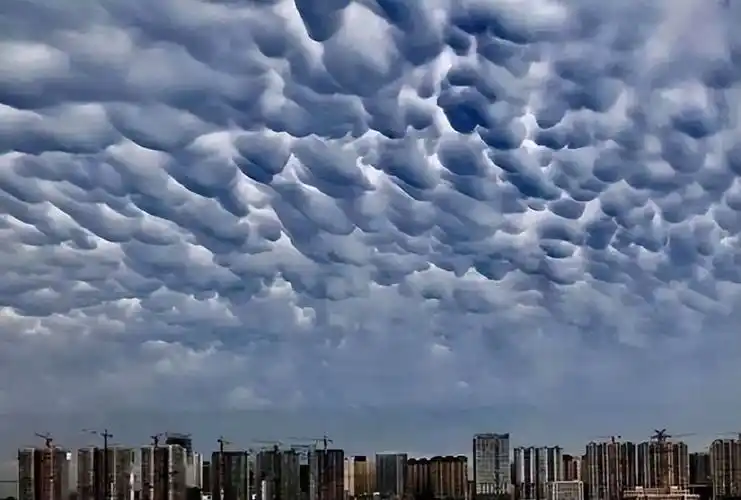 内蒙古出现罕见乳状云老人担心要出事这是咋啦