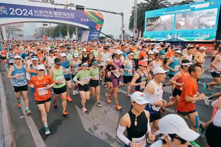 2024年重庆国际马拉松比赛现场.任俊 摄影