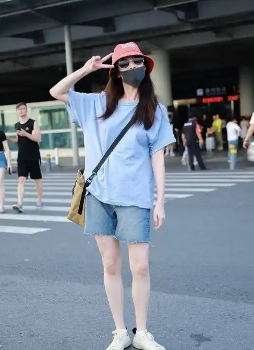 王鸥素颜与红唇倪妮同框比美,穿基础款的t恤与衬衫,美得不敢认_颜色