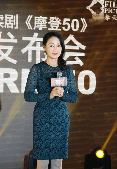 王姬真是一点不服老穿挂脖裙秀玲珑身段但妆容却不敢恭维