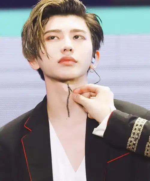 有一种"喉结"叫蔡徐坤,当看到他脖子上的拉链,网友:我心动了_网易订阅