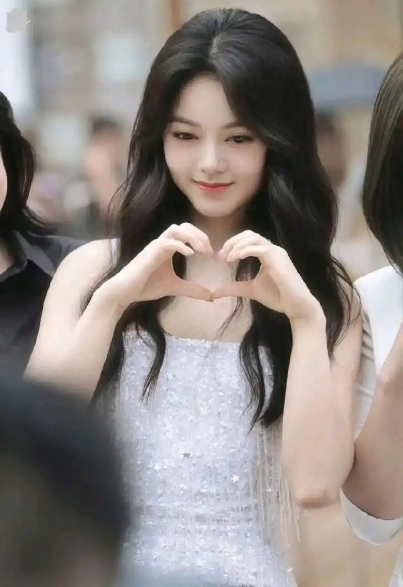 照片中的赵今麦身穿一件白色抹胸超短裙,紧身的设计秀出曼妙身姿,裙子