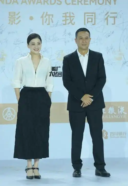 金熊猫奖红毯关晓彤的腰精修前后差别大张颂文造型复刻高启强