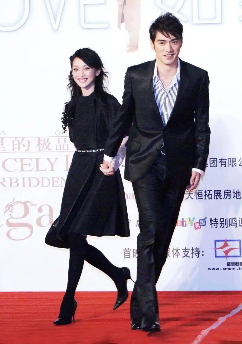 比如一起走红毯,周迅被人群挤到后面,金城武会特意回过去牵起她的手.