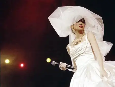 梅艳芳告别演唱会完结了梅姑一身的歌唱事业,告别演唱会上,梅姑已经