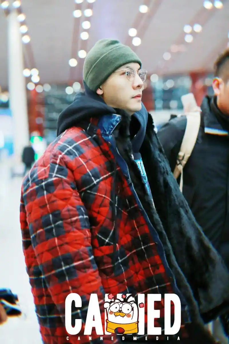 陈伟霆机场街拍,网友:这是披了个棉被吗?