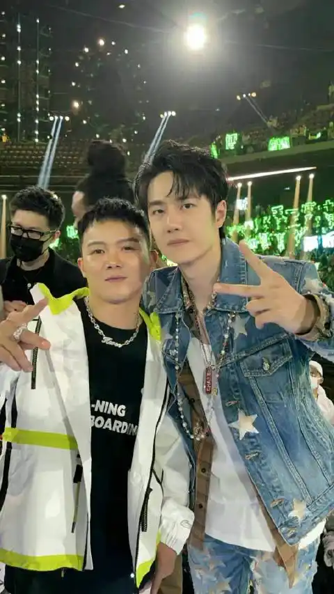 每个人都想跟王一博合照,可是谁能不想呢