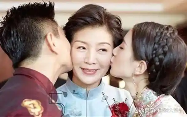 近日,一组吴奇隆和刘诗诗一家三口的全家福照片登上了热搜,但引起了