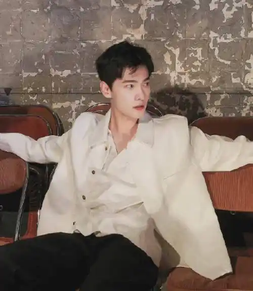 杨洋八月份的最后一条微博,晒出黑框素颜自拍,皮肤状态超好,不愧是杨