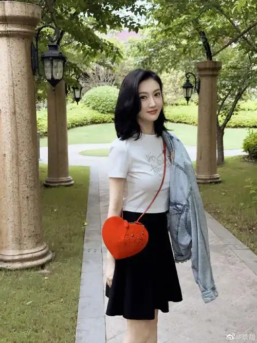 景甜短发户外随拍##景甜爱心斜挎包