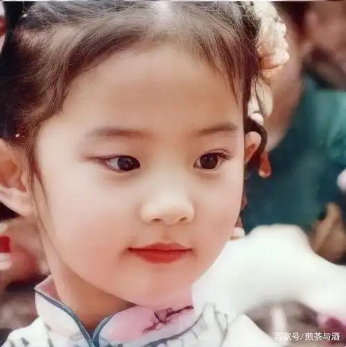 网友曝刘亦菲童年照,进来看看什么叫灵气!