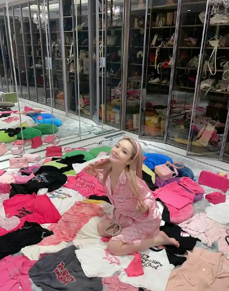 周扬青太奢求了,家里衣服堆满地,柜子里面全是名牌包包,活成了公主!