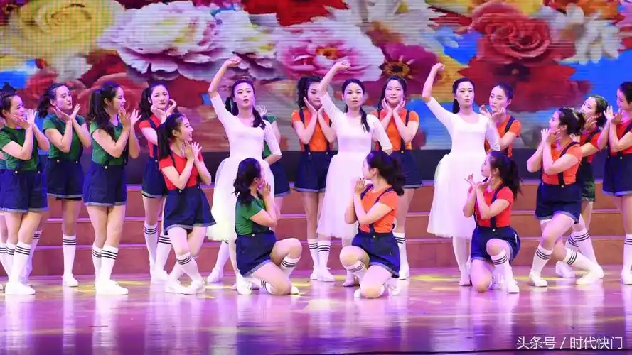 由滁州市文化馆选送,张韵馨,甘洁,彭思远等24人带来的舞蹈《鼓娃娃》