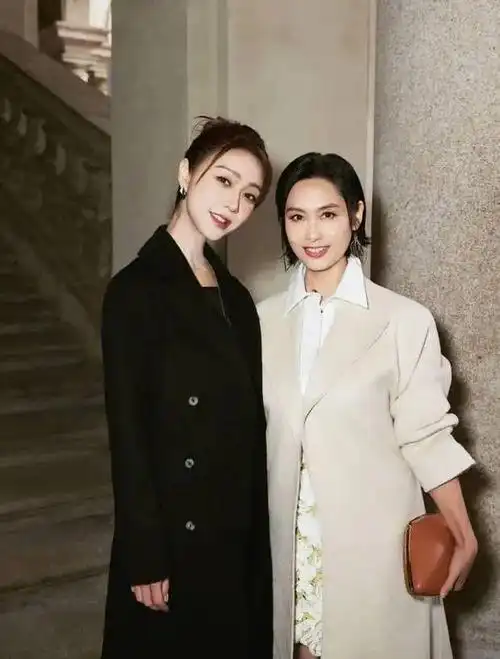 2月23日,一组薛凯琪与朱茵的合照在网络上引发了广泛关注.