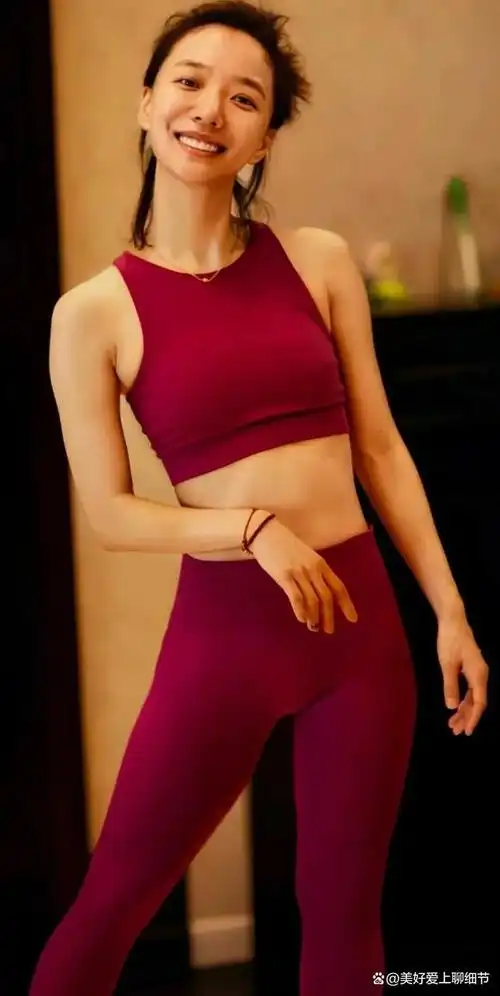 王珞丹健身照爆红,性感马甲线秒杀一大片,比一字肩还露骨的衣服