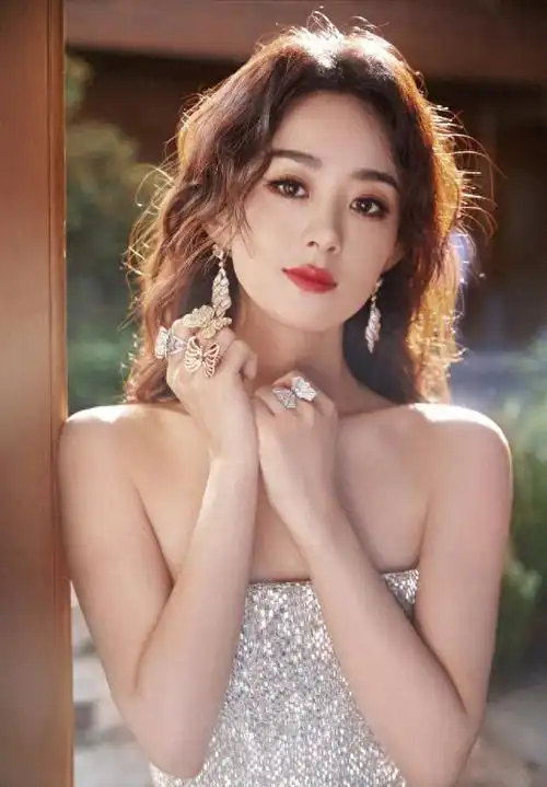 在十月十五日,赵丽颖在她的个人社交平台上分享了一组令人惊艳的美照.