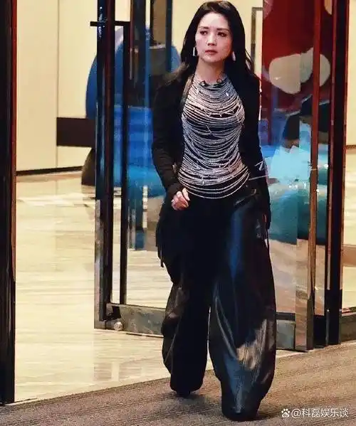 第三位,何洁而韩雪整个人的状态也很松弛,亲切的与粉丝和媒体打招呼