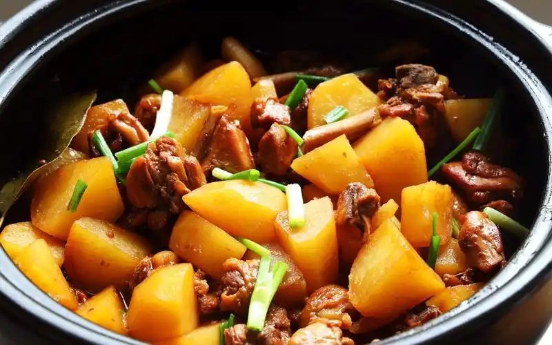 鸡腿炖土豆,百吃不厌的经典家常菜,馋了就炖一锅,下饭!