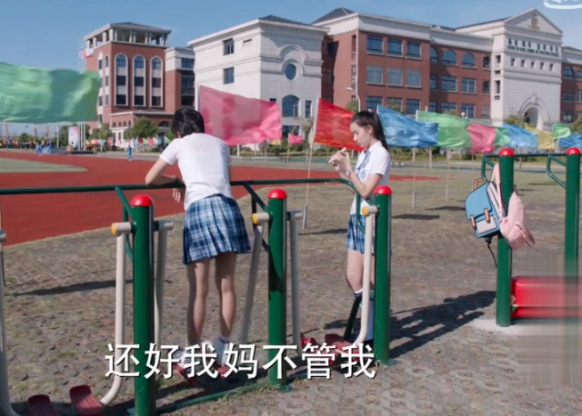 少年派:家长会上,邓小琪母亲巴结江天昊父亲,网友:心真大!