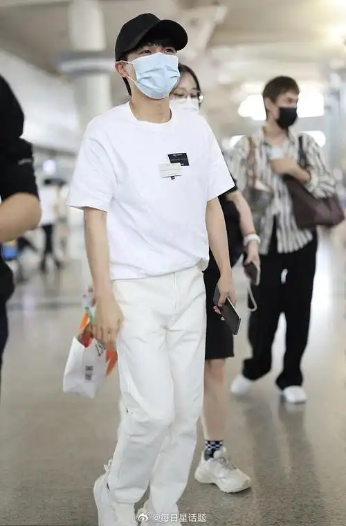 2023年9月17日,长沙,周深白色系穿搭现身长沙黄花国际机场.