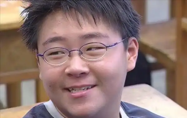 回顾郝劭文结婚释小龙当伴郎新娘穿睡衣8岁继女见证幸福