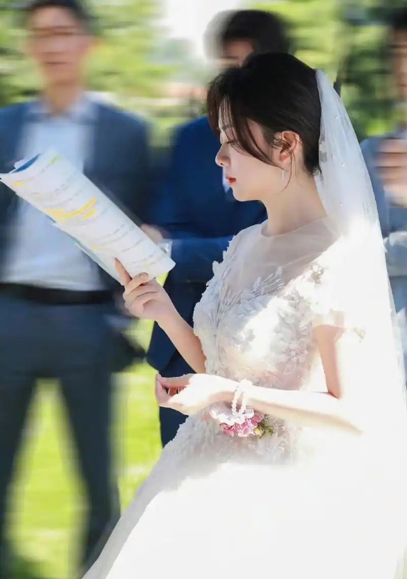 谭松韵用"未婚且单身"5个字的简短式辟谣,简直甩了迪丽热巴和黄景瑜