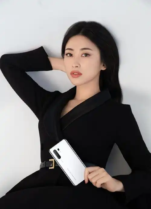 朱珠不愧是全球最美面孔穿香槟色亮片裙拍大片气质太惊艳